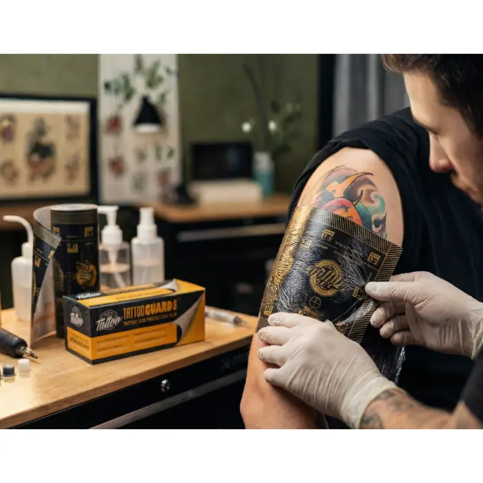 Tattoo Guard Schutzfolie von Believa wird auf ein frisch tätowiertes Oberarm-Tattoo aufgetragen, um es während der Heilungsphase zu schützen.