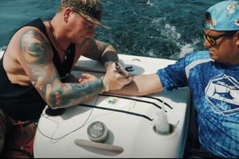 Ted Bartnik tätowiert auf einem Boot 